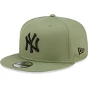 new-era-9fifty-league-essential-mlb-new-york-yankees-grune-snapback-kappe-mit-schwarzem-logo