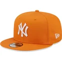 shapka-ploska-oranzhev-snapbek-9fifty-league-essential-na-new-york-yankees-mlb-ot-new-era