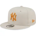shapka-ploska-bezhov-snapbek-9fifty-league-essential-na-new-york-yankees-mlb-ot-new-era
