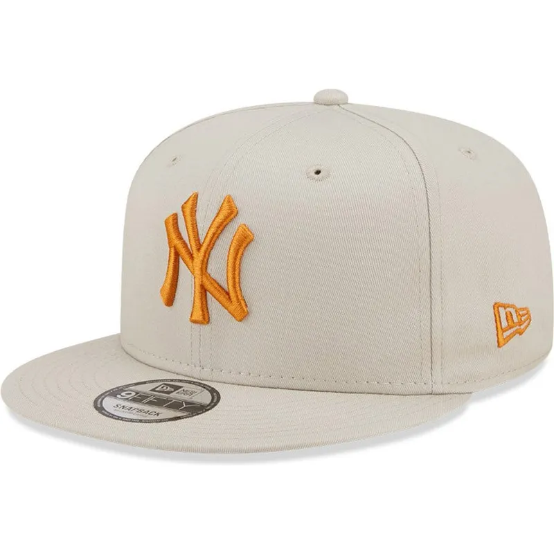 shapka-ploska-bezhov-snapbek-9fifty-league-essential-na-new-york-yankees-mlb-ot-new-era