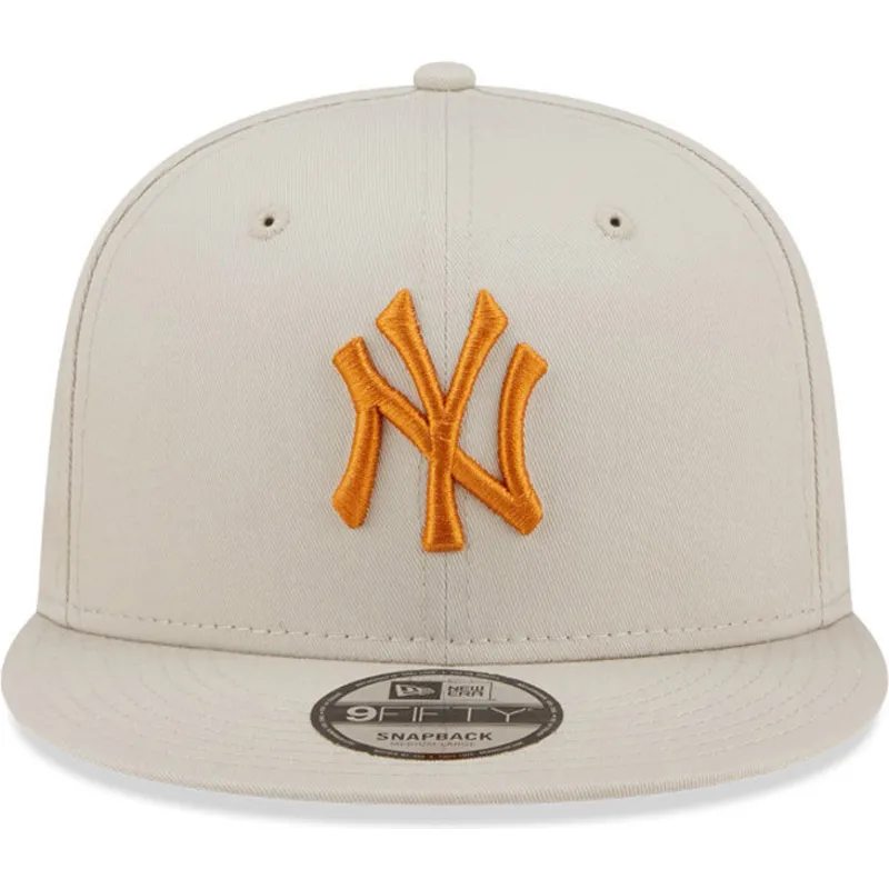 shapka-ploska-bezhov-snapbek-9fifty-league-essential-na-new-york-yankees-mlb-ot-new-era