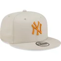shapka-ploska-bezhov-snapbek-9fifty-league-essential-na-new-york-yankees-mlb-ot-new-era
