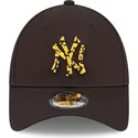 schwarze-verstellbare-curved-cap-mit-gelbem-logo-9forty-seasonal-infill-der-new-york-yankees-mlb-von-new-era