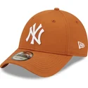 verstellbare-9forty-league-essential-kappe-in-braun-der-new-york-yankees-mlb-von-new-era