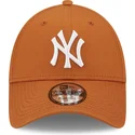 verstellbare-9forty-league-essential-kappe-in-braun-der-new-york-yankees-mlb-von-new-era