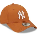 verstellbare-9forty-league-essential-kappe-in-braun-der-new-york-yankees-mlb-von-new-era