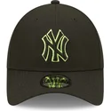 schwarze-snapback-kappe-mit-gebogenem-schirm-und-grunem-logo-9forty-neon-pack-repreve-der-new-york-yankees-mlb-von-new-era