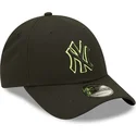 schwarze-snapback-kappe-mit-gebogenem-schirm-und-grunem-logo-9forty-neon-pack-repreve-der-new-york-yankees-mlb-von-new-era
