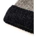 shapka-pompon-cherna-ot-puma