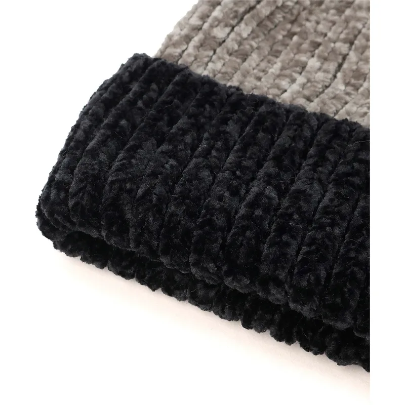 shapka-pompon-cherna-ot-puma