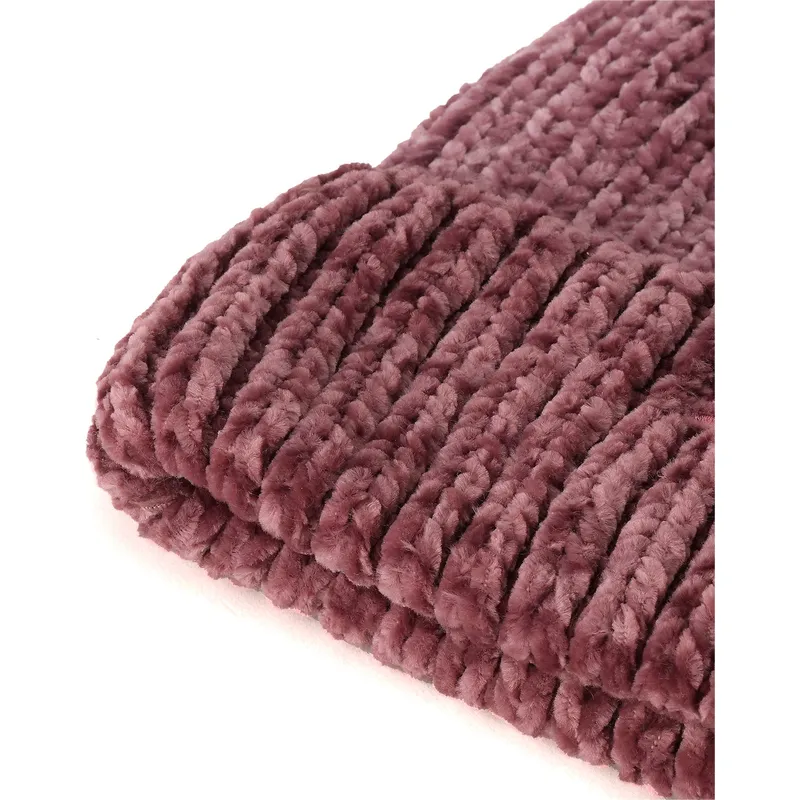 shapka-pompon-violetka-ot-puma