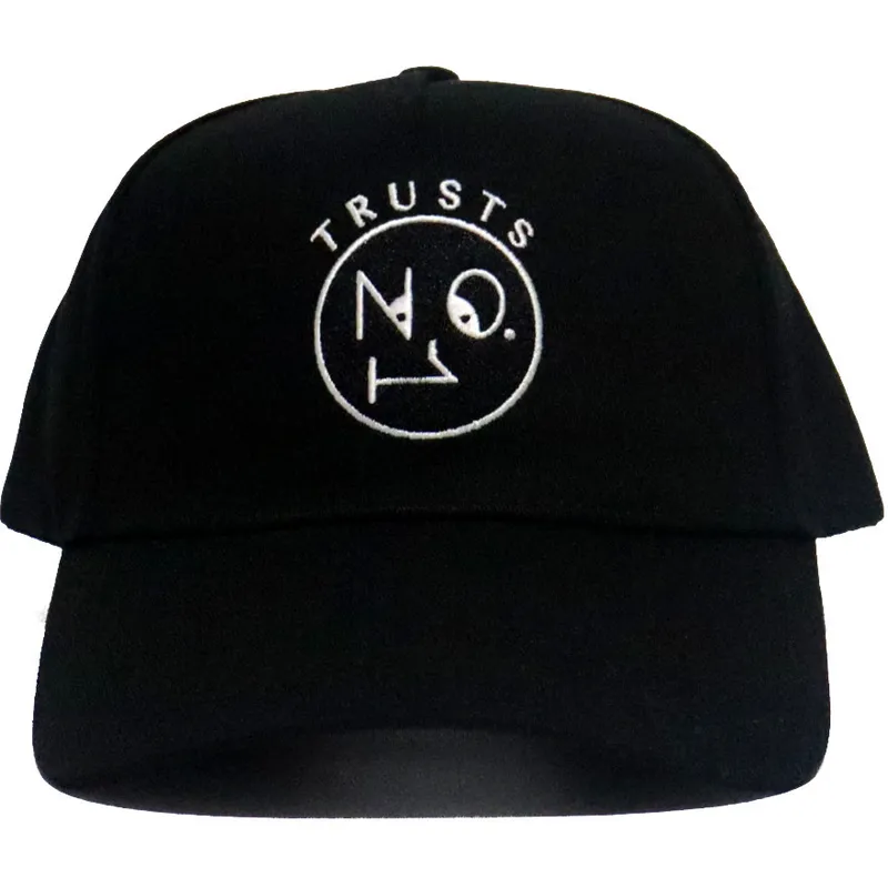 the-no1-face-curved-brim-trusts-no1-cherno-byalo-logo-cherna-reguliruema-shapka-s-izvita-kozirka