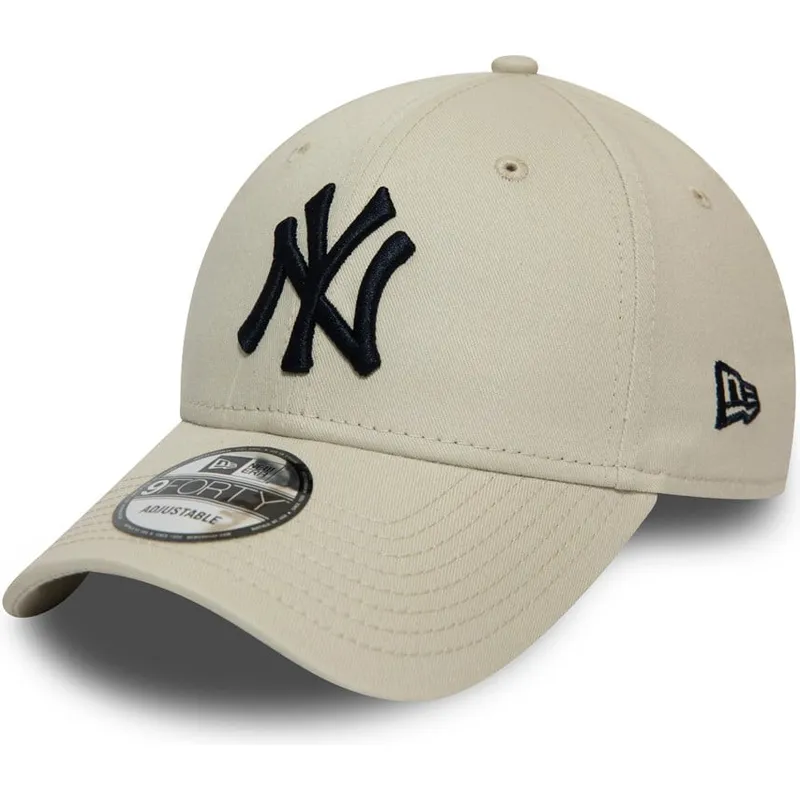 buet-beige-justerbar-kasket-med-sort-logo-9forty-league-essential-fra-new-york-yankees-mlb-fra-new-era