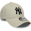 buet-beige-justerbar-kasket-med-sort-logo-9forty-league-essential-fra-new-york-yankees-mlb-fra-new-era