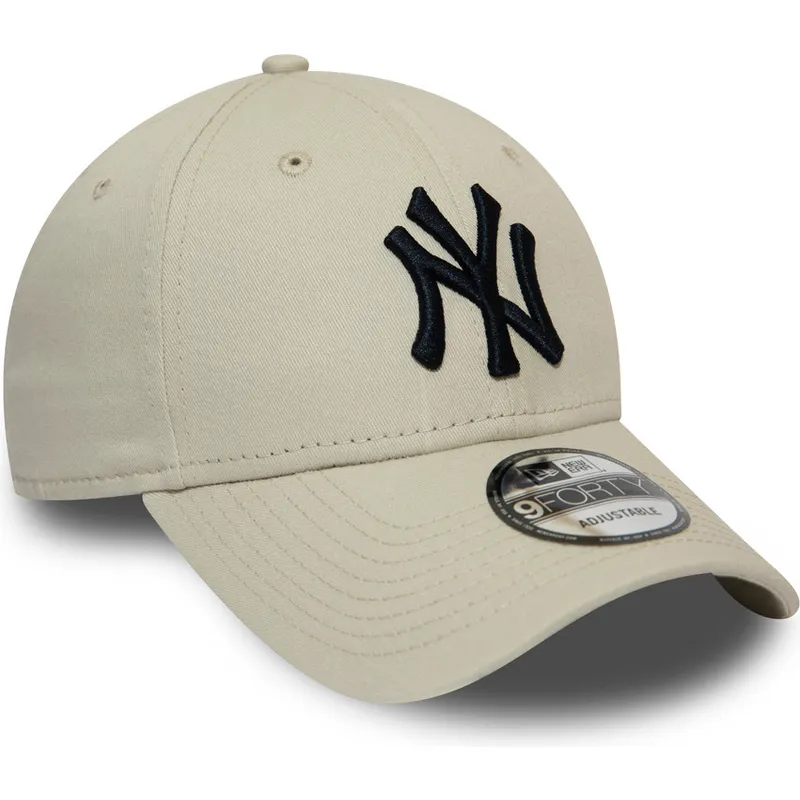buet-beige-justerbar-kasket-med-sort-logo-9forty-league-essential-fra-new-york-yankees-mlb-fra-new-era