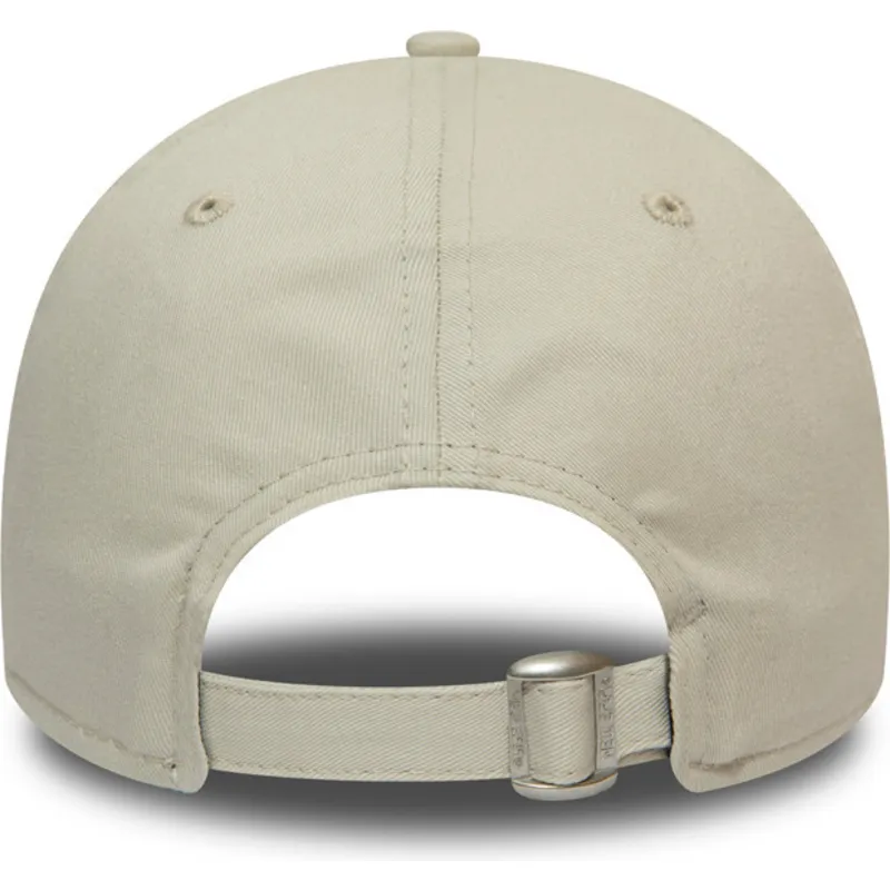 buet-beige-justerbar-kasket-med-sort-logo-9forty-league-essential-fra-new-york-yankees-mlb-fra-new-era