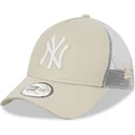 shapka-izvita-traker-bezhov-snapbek-9forty-a-frame-na-new-york-yankees-mlb-ot-new-era