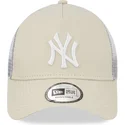shapka-izvita-traker-bezhov-snapbek-9forty-a-frame-na-new-york-yankees-mlb-ot-new-era
