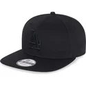 schwarze-flache-snapback-kappe-mit-schwarzem-logo-9fifty-der-los-angeles-dodgers-mlb-von-new-era
