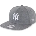 shapka-ploska-siv-snapbek-9fifty-jersey-medium-na-new-york-yankees-mlb-ot-new-era