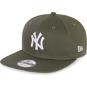 shapka-ploska-zelena-snapbek-9fifty-essential-na-new-york-yankees-mlb-ot-new-era