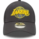 shapka-izvita-traker-siv-reguliruem-9forty-home-field-na-los-angeles-lakers-nba-ot-new-era