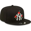 shapka-ploska-cherna-snapbek-9fifty-flower-na-new-york-yankees-mlb-ot-new-era