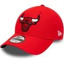 shapka-izvita-chervena-reguliruem-9forty-team-side-patch-na-chicago-bulls-nba-ot-new-era