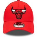 shapka-izvita-chervena-reguliruem-9forty-team-side-patch-na-chicago-bulls-nba-ot-new-era