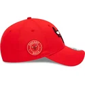 shapka-izvita-chervena-reguliruem-9forty-team-side-patch-na-chicago-bulls-nba-ot-new-era