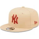 shapka-ploska-bezhov-snapbek-9fifty-league-essential-na-new-york-yankees-mlb-ot-new-era