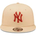 shapka-ploska-bezhov-snapbek-9fifty-league-essential-na-new-york-yankees-mlb-ot-new-era