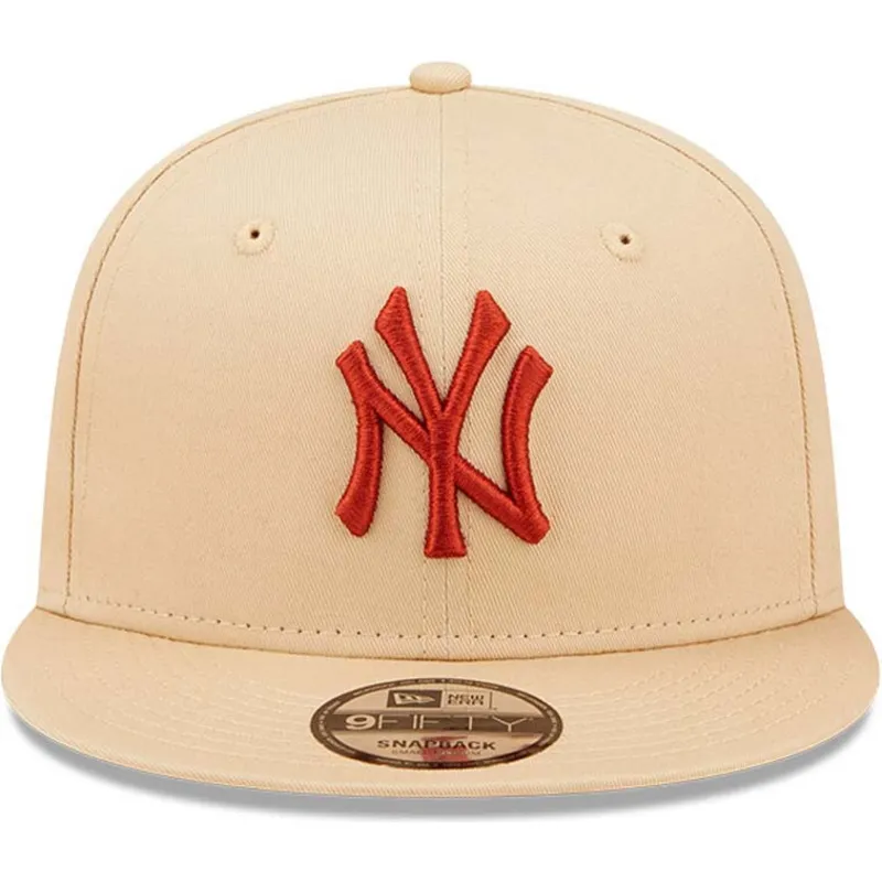 shapka-ploska-bezhov-snapbek-9fifty-league-essential-na-new-york-yankees-mlb-ot-new-era