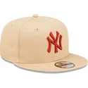 shapka-ploska-bezhov-snapbek-9fifty-league-essential-na-new-york-yankees-mlb-ot-new-era