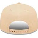 shapka-ploska-bezhov-snapbek-9fifty-league-essential-na-new-york-yankees-mlb-ot-new-era