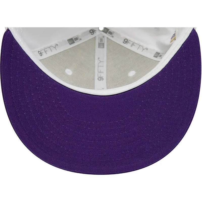 shapka-ploska-byala-snapbek-9fifty-crown-patches-champions-na-los-angeles-lakers-nba-ot-new-era