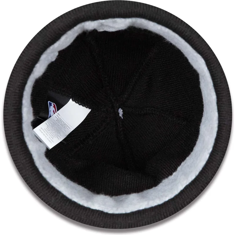 shapka-pompon-cherna-cuff-jake-na-chicago-bulls-nba-ot-new-era