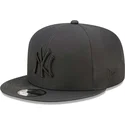 shapka-ploska-cherna-snapbek-9fifty-gore-tex-na-new-york-yankees-mlb-ot-new-era