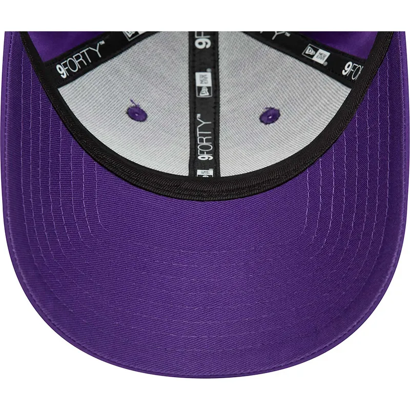 shapka-izvita-violetka-reguliruem-9forty-print-infill-na-los-angeles-lakers-nba-ot-new-era
