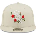 shapka-ploska-bezhov-snapbek-9fifty-flower-na-chicago-white-sox-mlb-ot-new-era