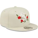 shapka-ploska-bezhov-snapbek-9fifty-flower-na-chicago-white-sox-mlb-ot-new-era