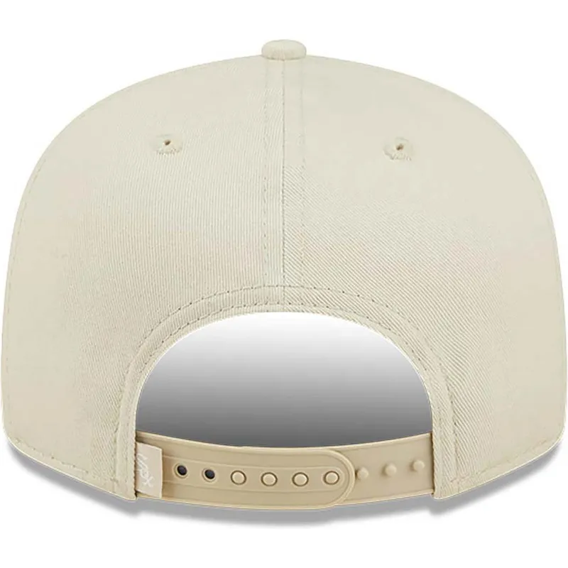 shapka-ploska-bezhov-snapbek-9fifty-flower-na-chicago-white-sox-mlb-ot-new-era