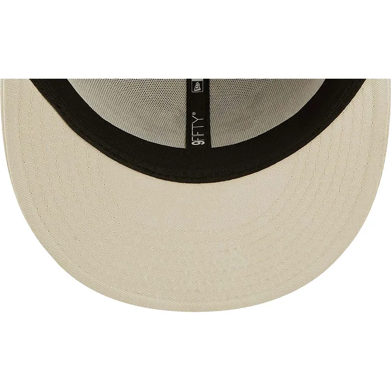shapka-ploska-bezhov-snapbek-9fifty-flower-na-chicago-white-sox-mlb-ot-new-era
