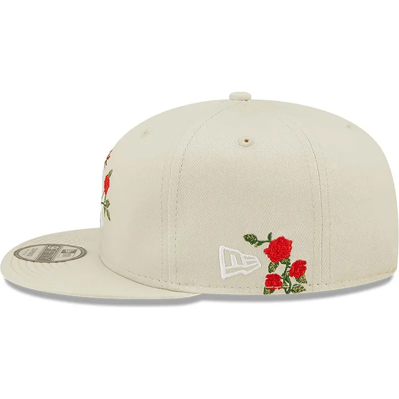 shapka-ploska-bezhov-snapbek-9fifty-flower-na-chicago-white-sox-mlb-ot-new-era