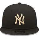 gorra-plana-negra-snapback-con-logo-beige-9fifty-league-essential-de-new-york-yankees-mlb-de-new-era
