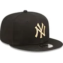 gorra-plana-negra-snapback-con-logo-beige-9fifty-league-essential-de-new-york-yankees-mlb-de-new-era