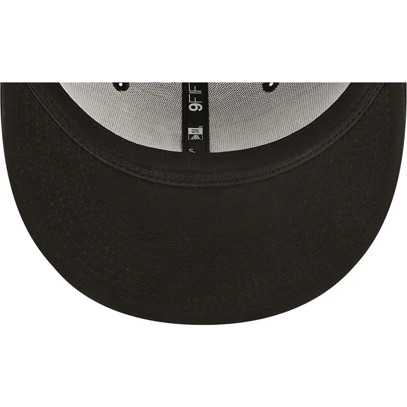 gorra-plana-negra-snapback-con-logo-beige-9fifty-league-essential-de-new-york-yankees-mlb-de-new-era