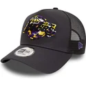 shapka-izvita-shapka-traker-siv-snapbek-a-frame-team-camo-infill-na-los-angeles-lakers-nba-ot-new-era