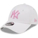 shapka-izvita-byala-reguliruem-za-deca-rosa-9forty-league-essential-na-new-york-yankees-mlb-ot-new-era