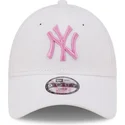 shapka-izvita-byala-reguliruem-za-deca-rosa-9forty-league-essential-na-new-york-yankees-mlb-ot-new-era